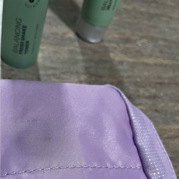 New Artistry Balancing solution mini-set with Artistry Violet crossbody bag - Picture 8 of 8